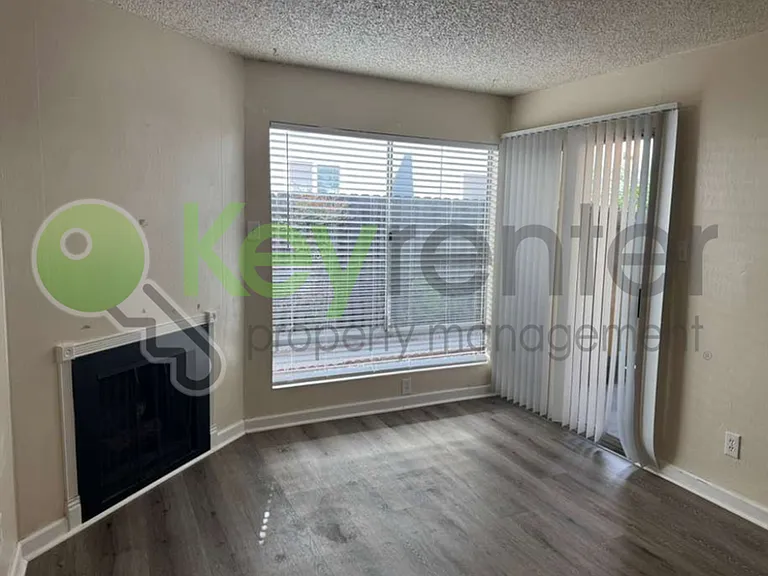 2515 H St #5 — Photo 9