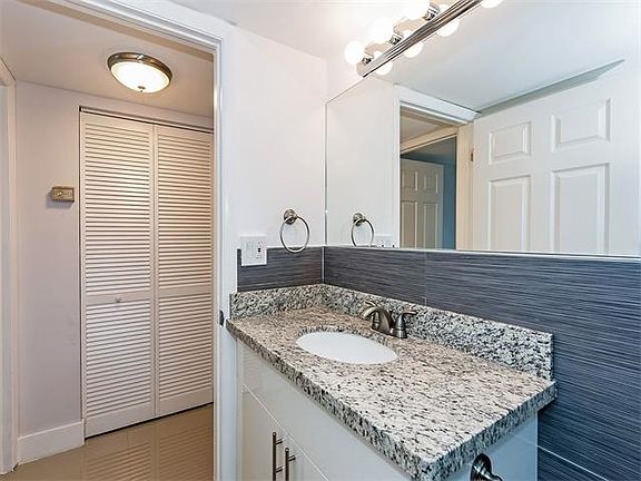 3rd image of 1986 Biarritz Dr #10