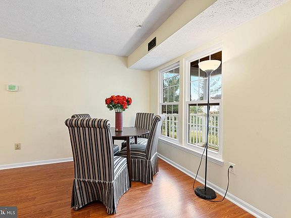 5th image of 909F Woodbridge Ct #909-F