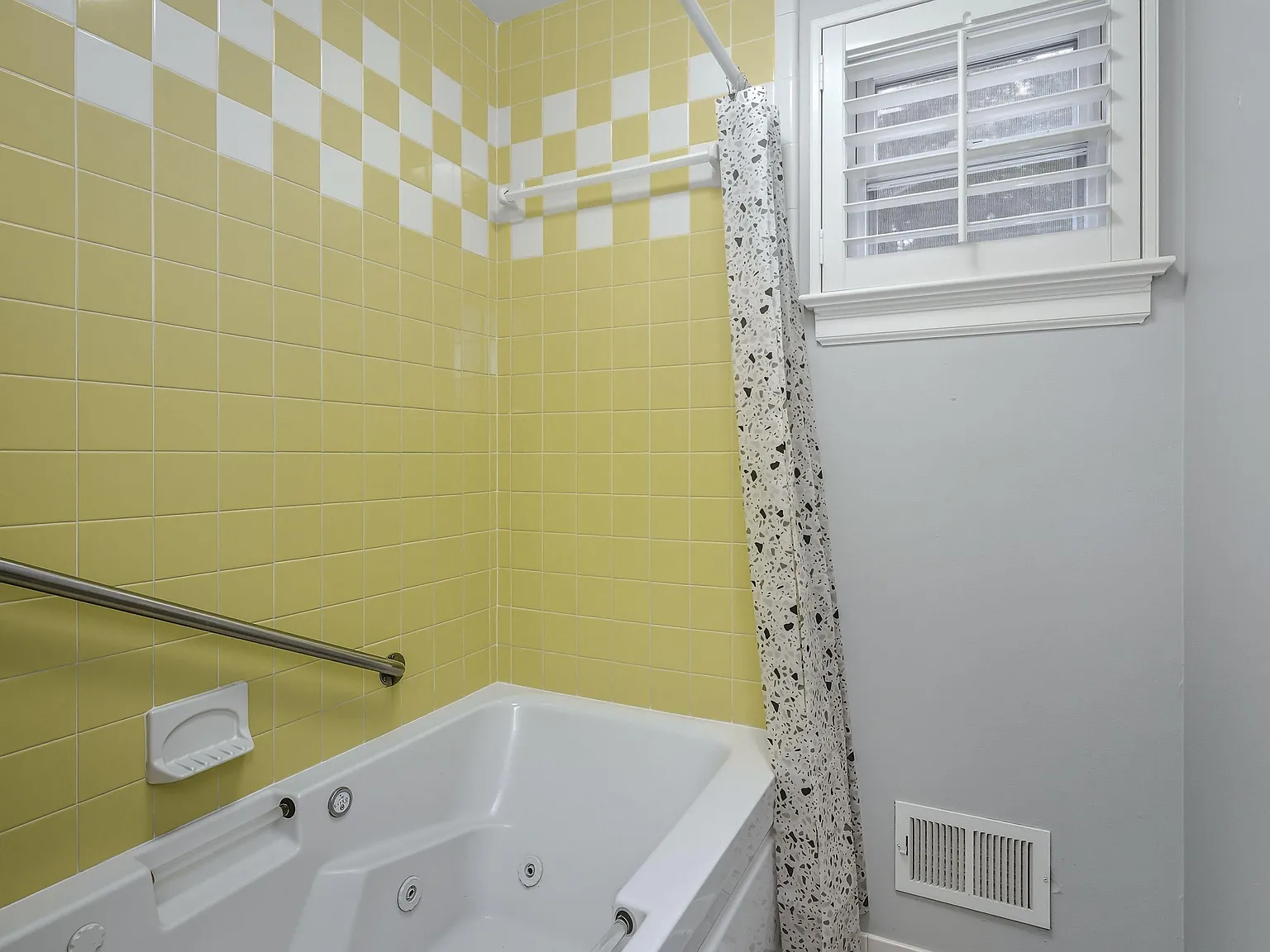4 bed, 2.5 bath, 1706 sqft, $1,027 — Photo 4