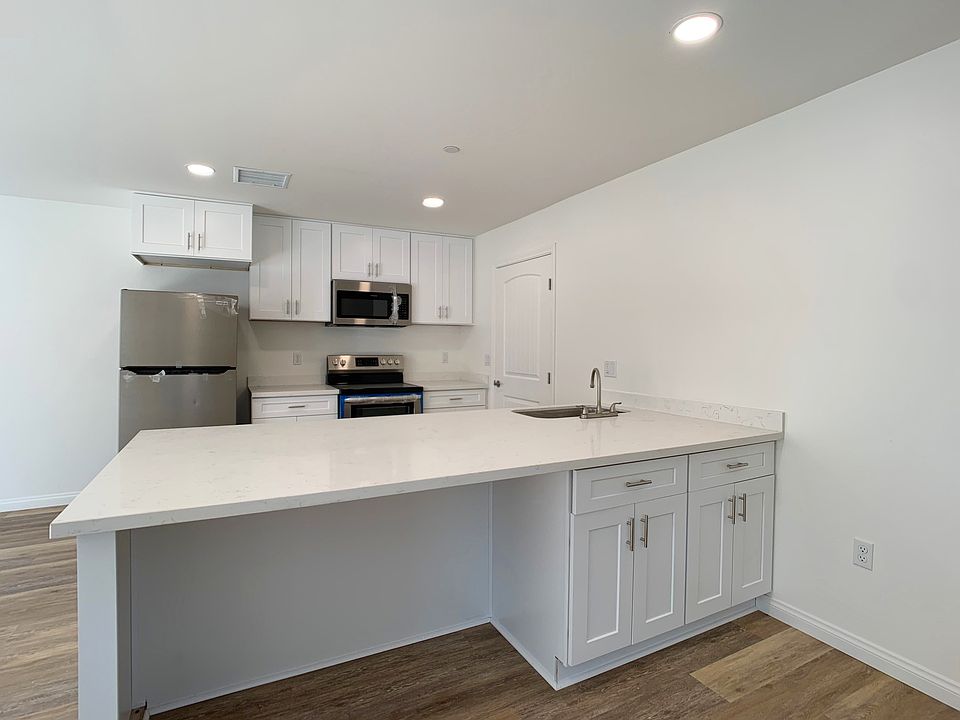 1st image of 1051 Greenfield Dr #4