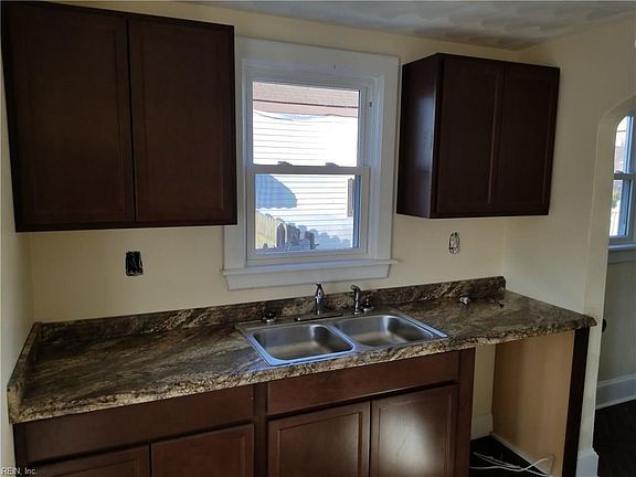2nd image of 14 Oakcrest St