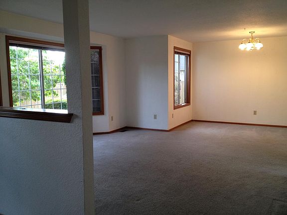 3rd image of 5411 140th Pl NE