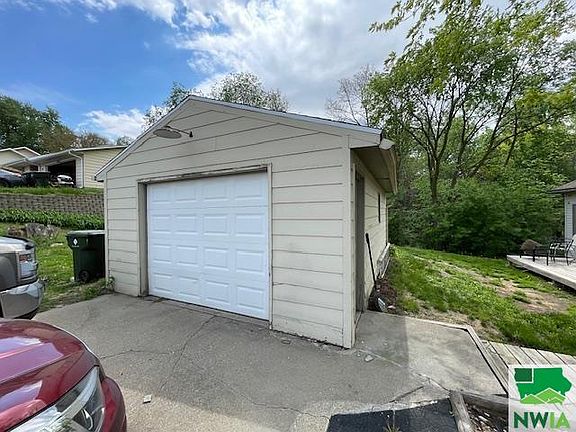 3rd image of 2720 Macomb Ave