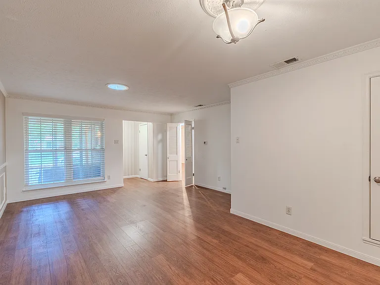 7021 Kingsbury Dr — Photo 11