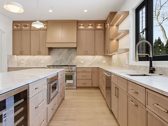 3rd image of 1100 Lois Ave