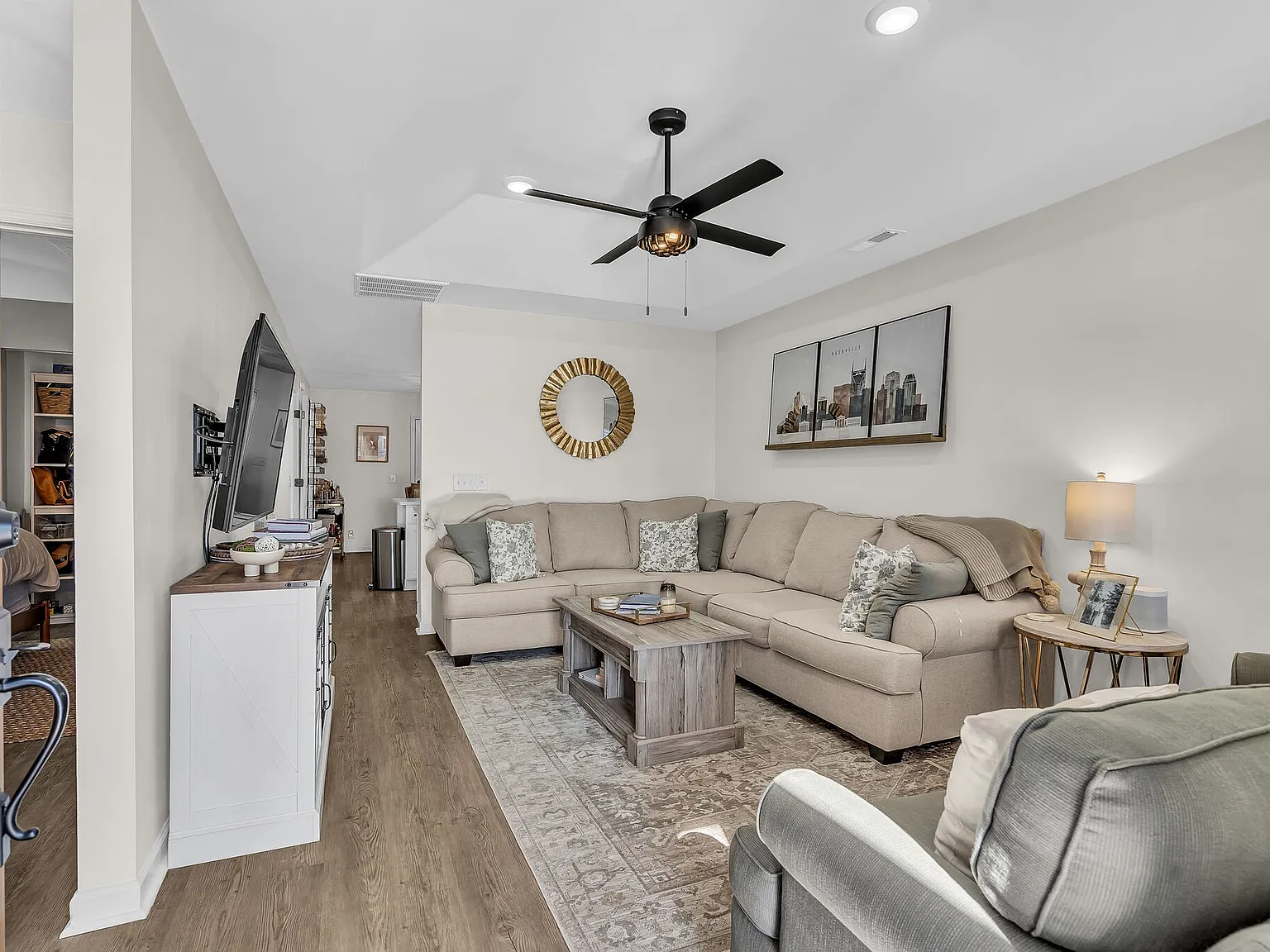 3 bed, 2.0 bath, 1073 sqft, $2,500 — Photo 3
