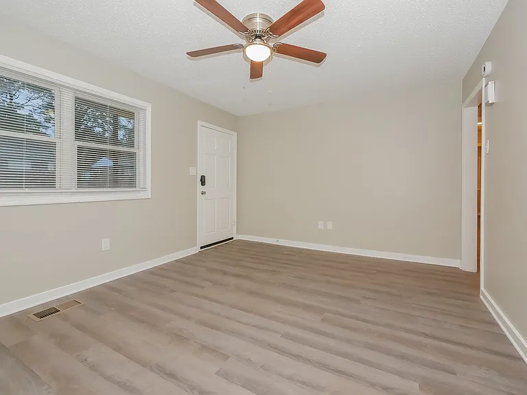 1768172_017_living_room_13322796.jpg