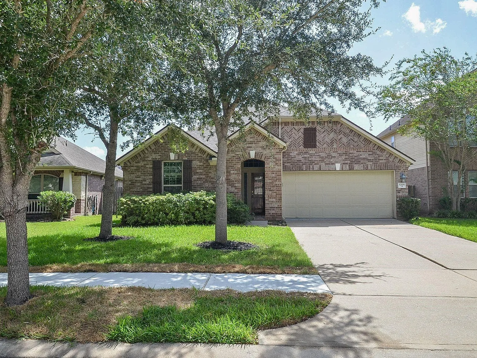 3 bed, 2.0 bath, 2030 sqft, $2,300 — Photo 2