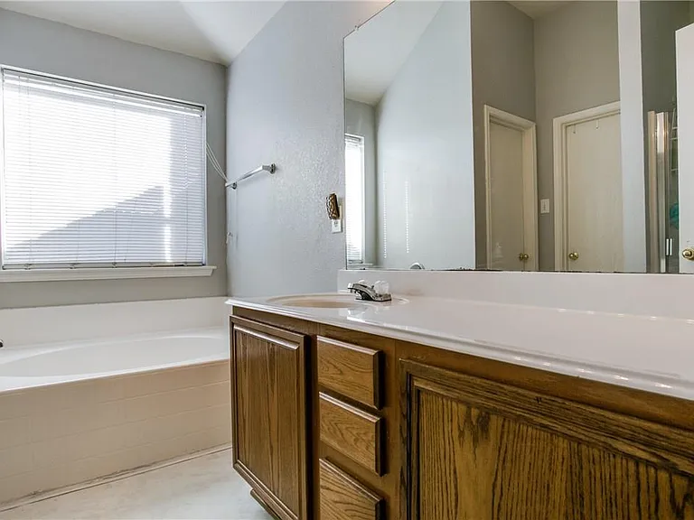 2867 Park Place Dr — Photo 2
