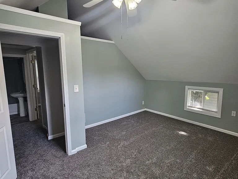 542 Broadway St E — Photo 12