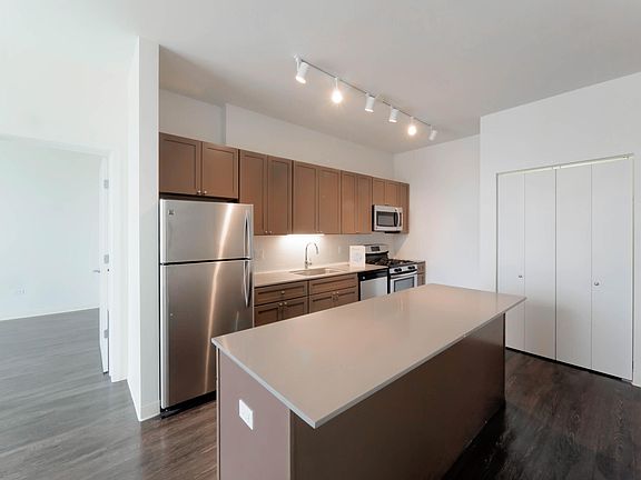3rd image of 831 N Milwaukee Ave #303