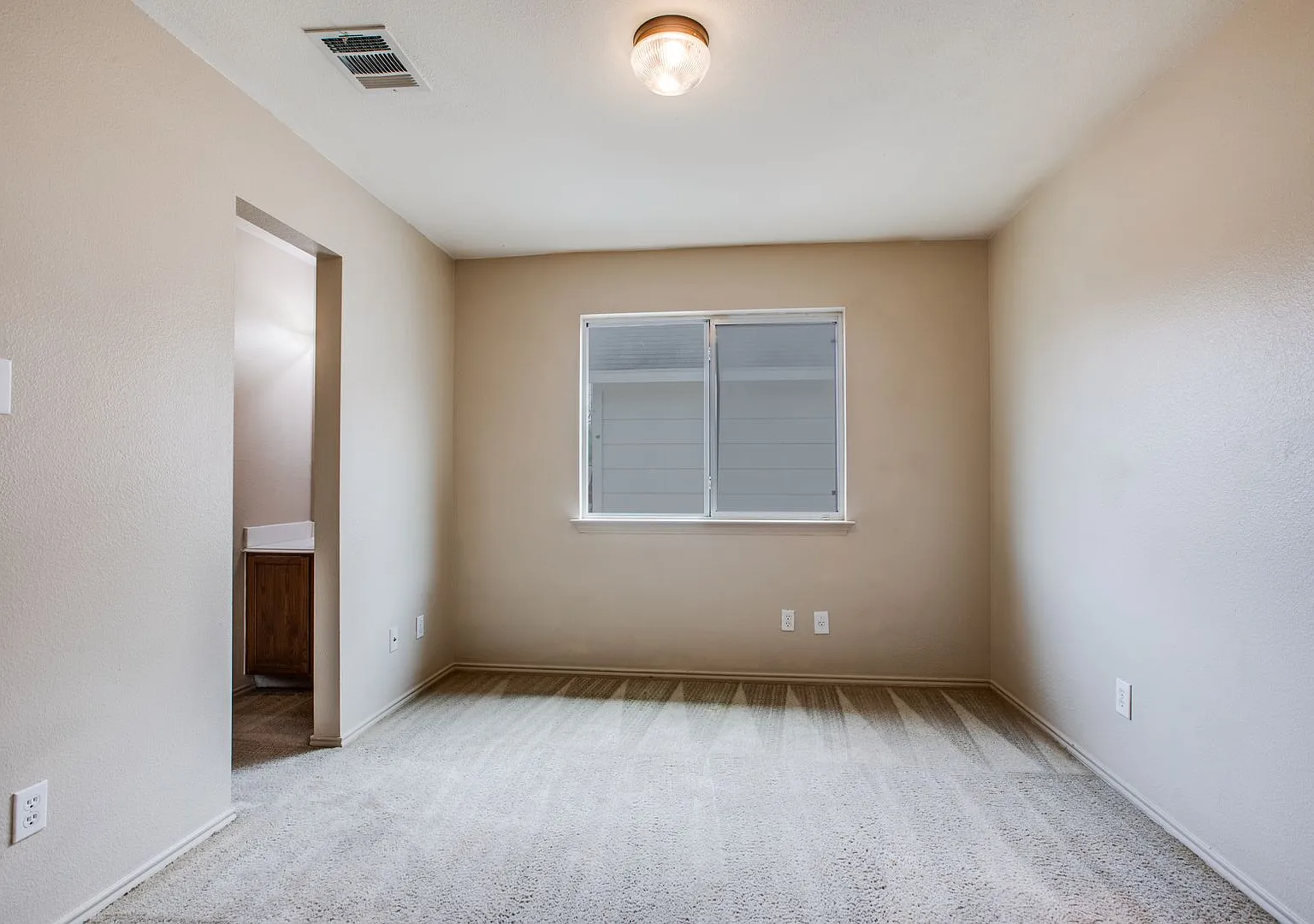 5 Bedroom/2.5 Bathroom Westover Elm Subdivision — Photo 4