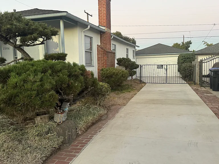 2386 Woods Ave — Photo 2