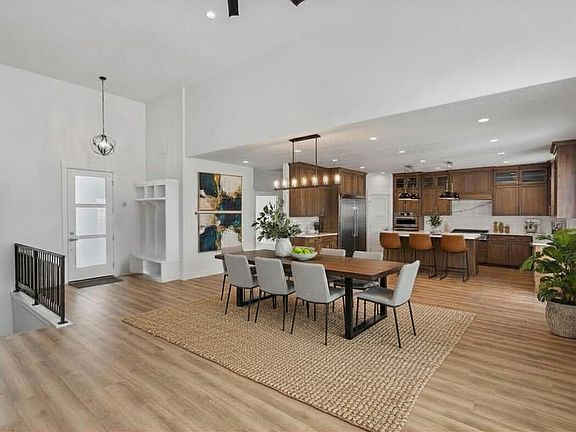 4th image of 728 E Mountain Rd N