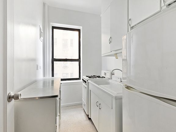 3rd image of 157 W 79th St APT 7C