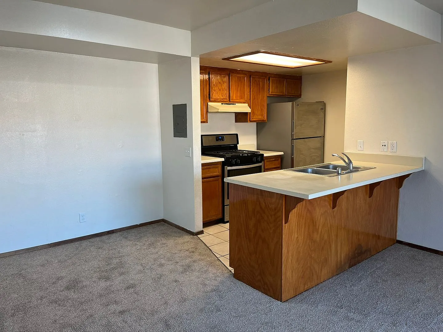 Looking for a conveniently located, well-equipped rental? Look no further! This spacious 2-bedroo... — Photo 4