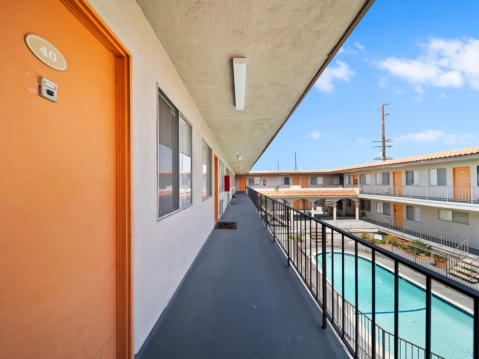 Valencia Apartments — Photo 2