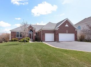 677 Kelley Dr, North Aurora, IL 60542