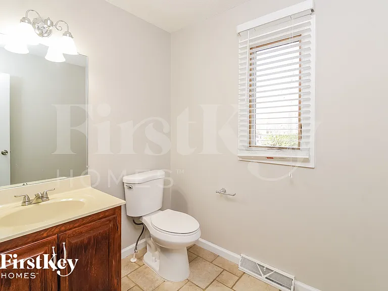 1301 Westminster Dr — Photo 16