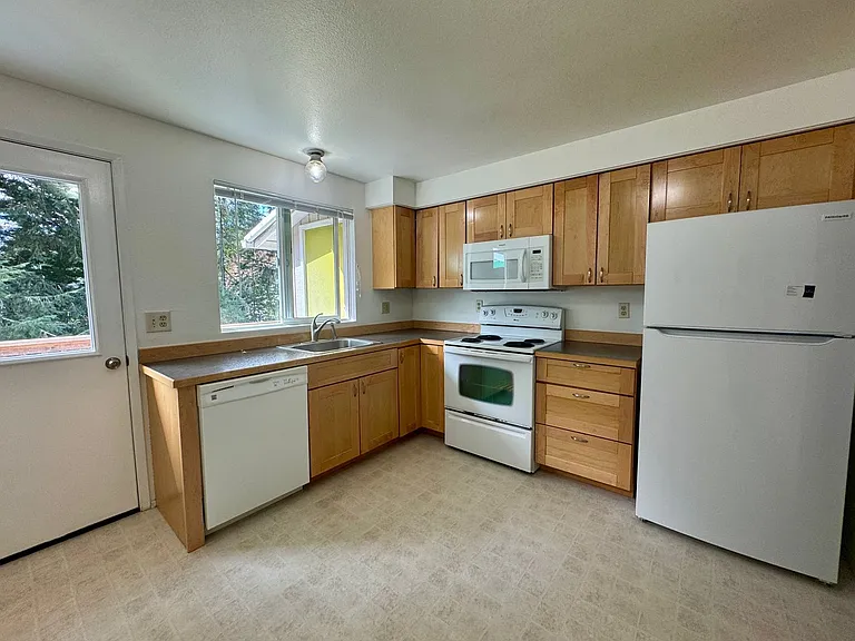 771 High School Rd NW — Photo 9