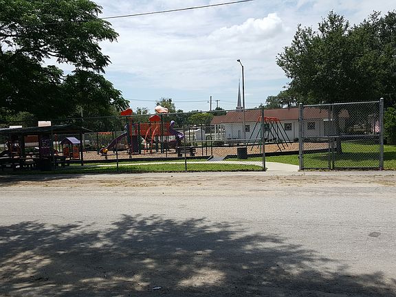 3rd image of 104 W Murphy St