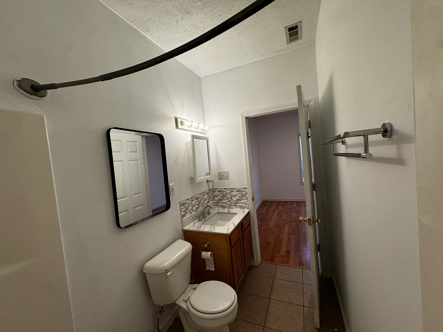 3 bed, 1400 sqft, $1,800 — Photo 2