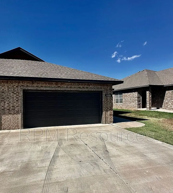 3 bed, 2.0 bath, 1225 sqft, $1,295 — Photo 2