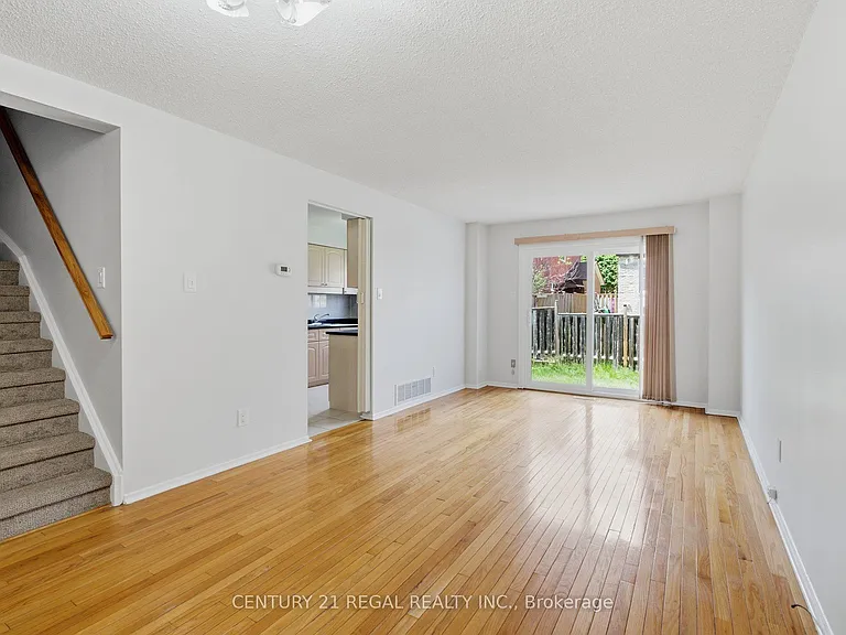 28 Newdawn Cres — Photo 8