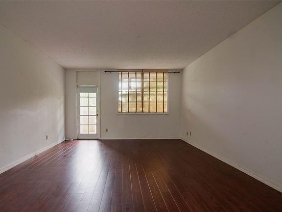 3rd image of 90 Edgewater Dr APT 304