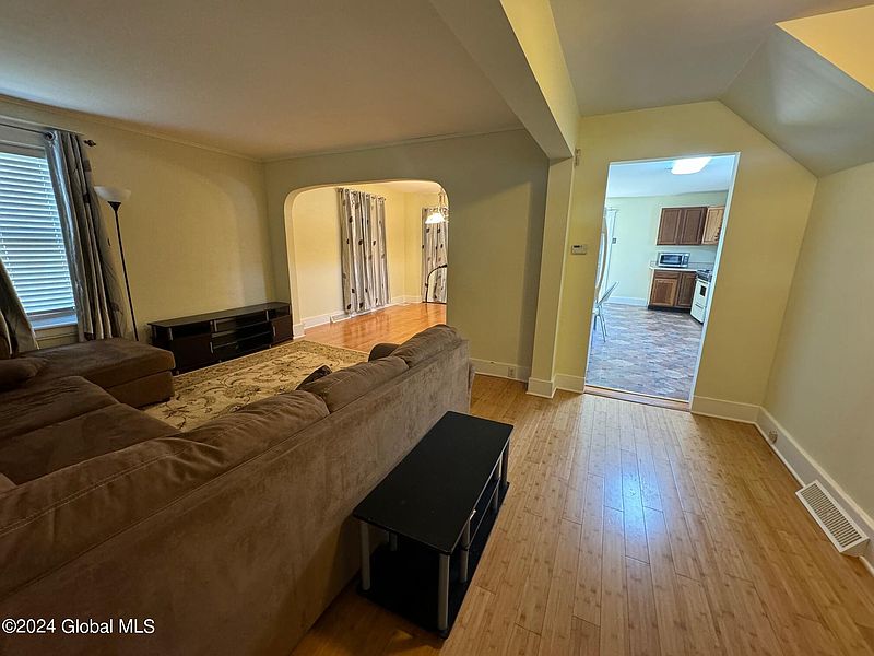 4th image of 26 Eagle Street