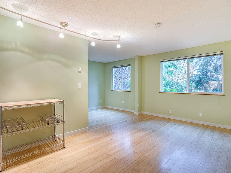 11 SW Curry St — Photo 5