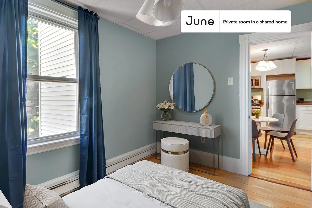 Full bedroom in 4 bed/1 bath home in Polish Triangle #745 A — Photo 1