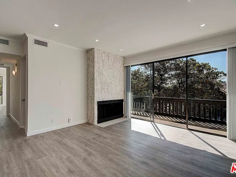 2324 S Beverly Glen Blvd #201 — Photo 4