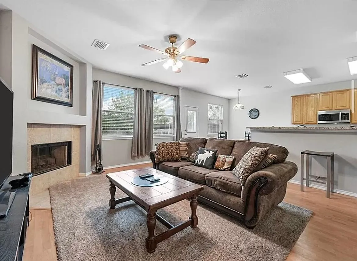 5 bed, 3033 sqft, $750 — Photo 2