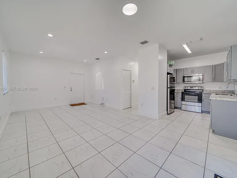14710 NE 7th Ct #14710 — Photo 3