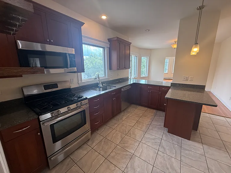 565 Main St #2 — Photo 1