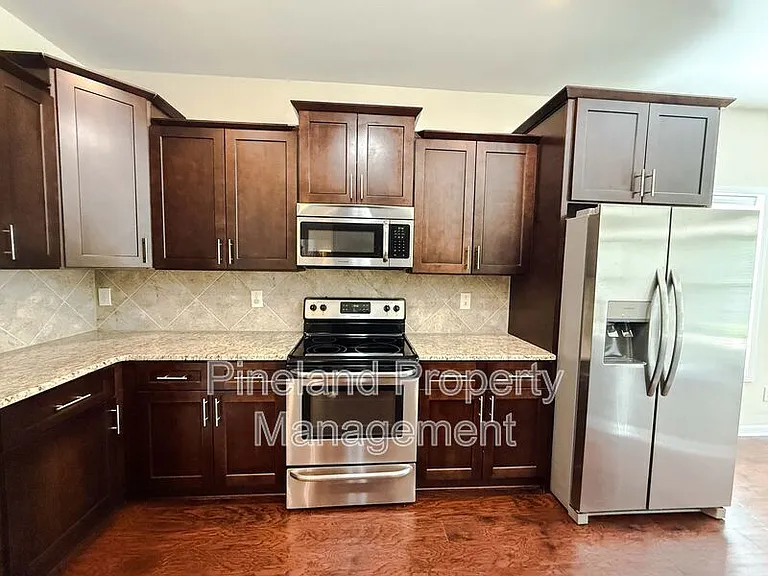 728 Roanoke Dr — Photo 4