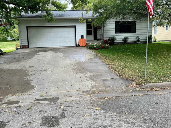 211 Buffalo St, Strawberry Point, IA 52076