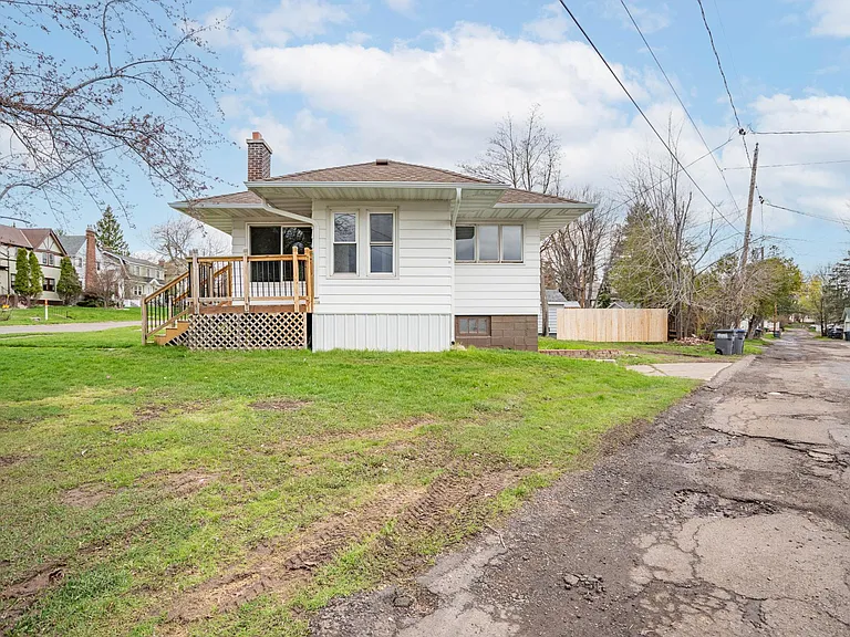 16 Snelling Ave — Photo 8