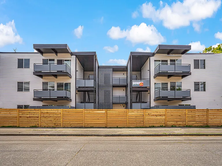 1725 SW Barton St #201 — Photo 1