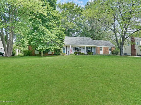 5th image of 73 Stratford Dr