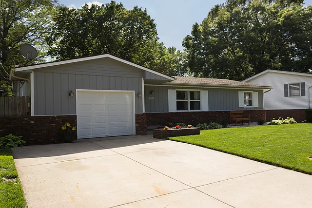 1815 Crescent Dr photo 1