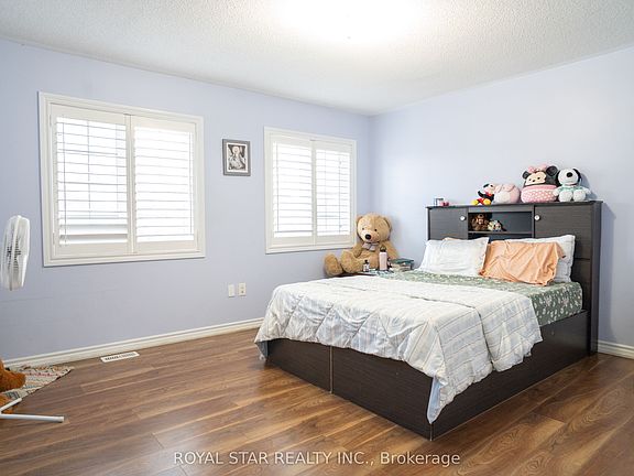 3rd image of 80 Summitgreen Cres