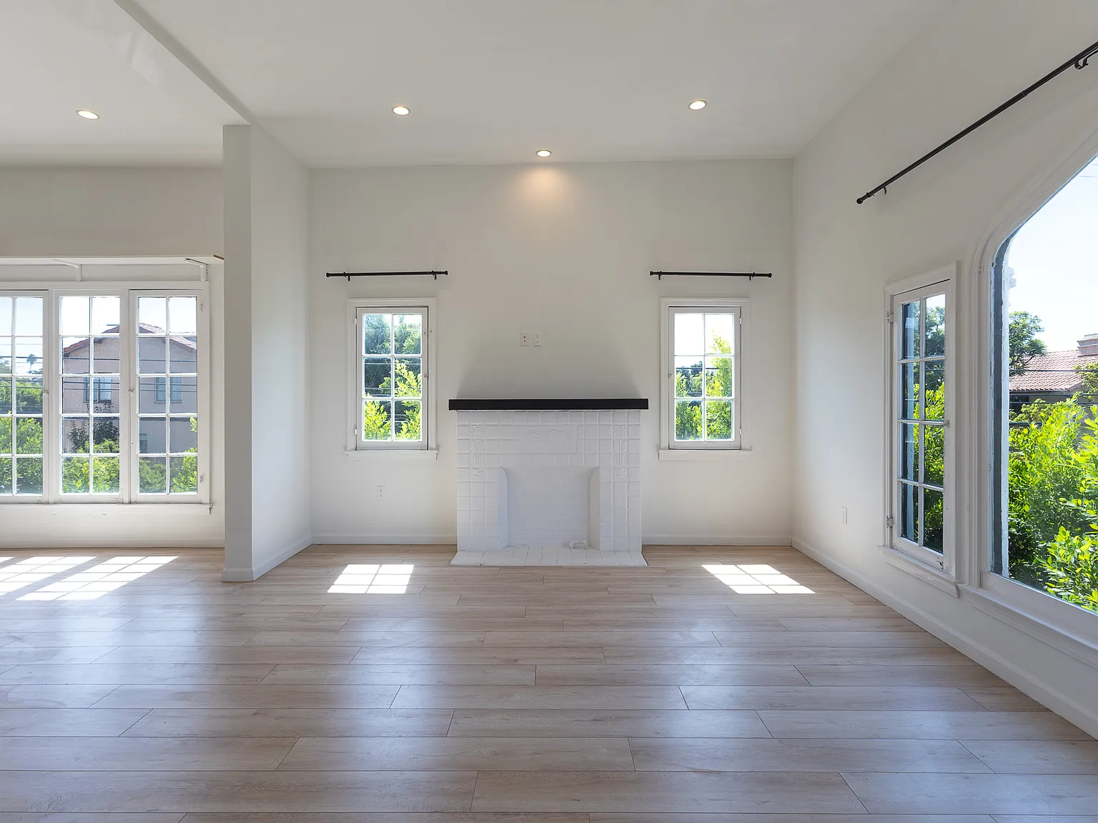 2 bed, 1400 sqft, $5,500 — Photo 2