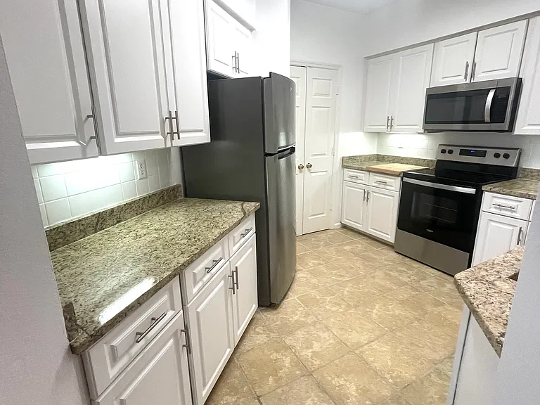 2201 Bay Club Cir — Photo 32