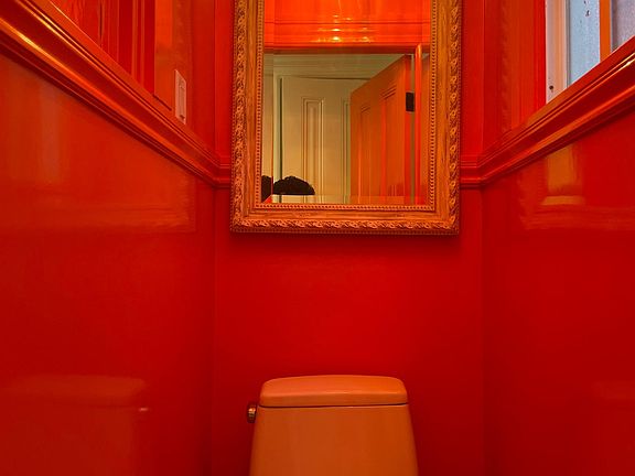 Unique and fun 1/2 bath