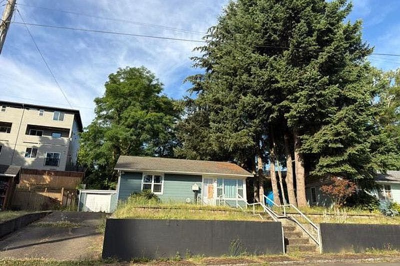 1st image of 1520 E 16th Pl
