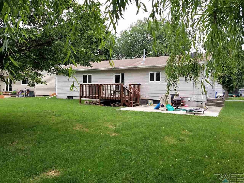 2nd image of 806 E 4th St