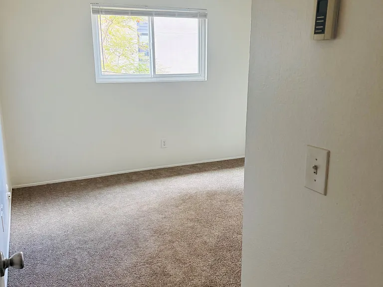 1033 Robinson Ave #13 — Photo 11